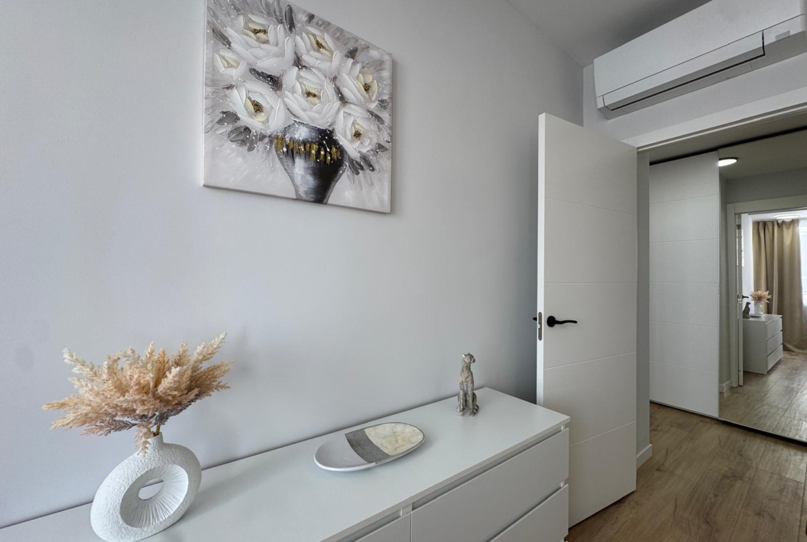TOTALLY RENOVATED APARTMENT 20 METERS FROM THE BEACH WITH 100 M2 OF SURFACE. 3 BEDROOMS. 1 BATHROOMS.