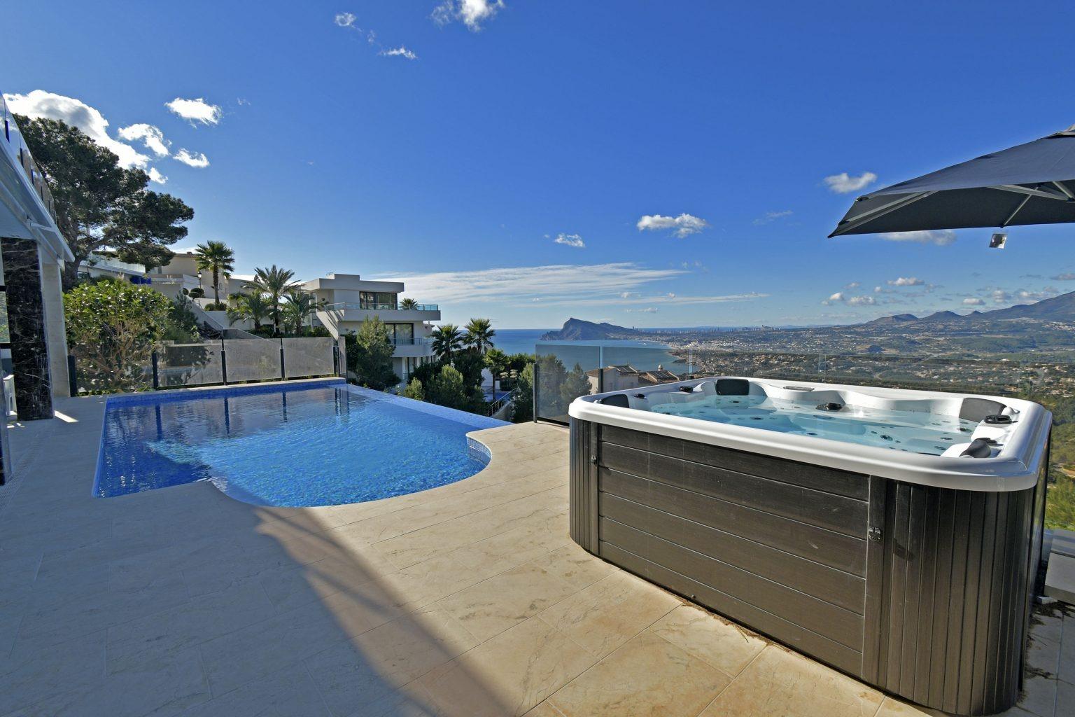 Luxury villa with views of the sea and the mountains