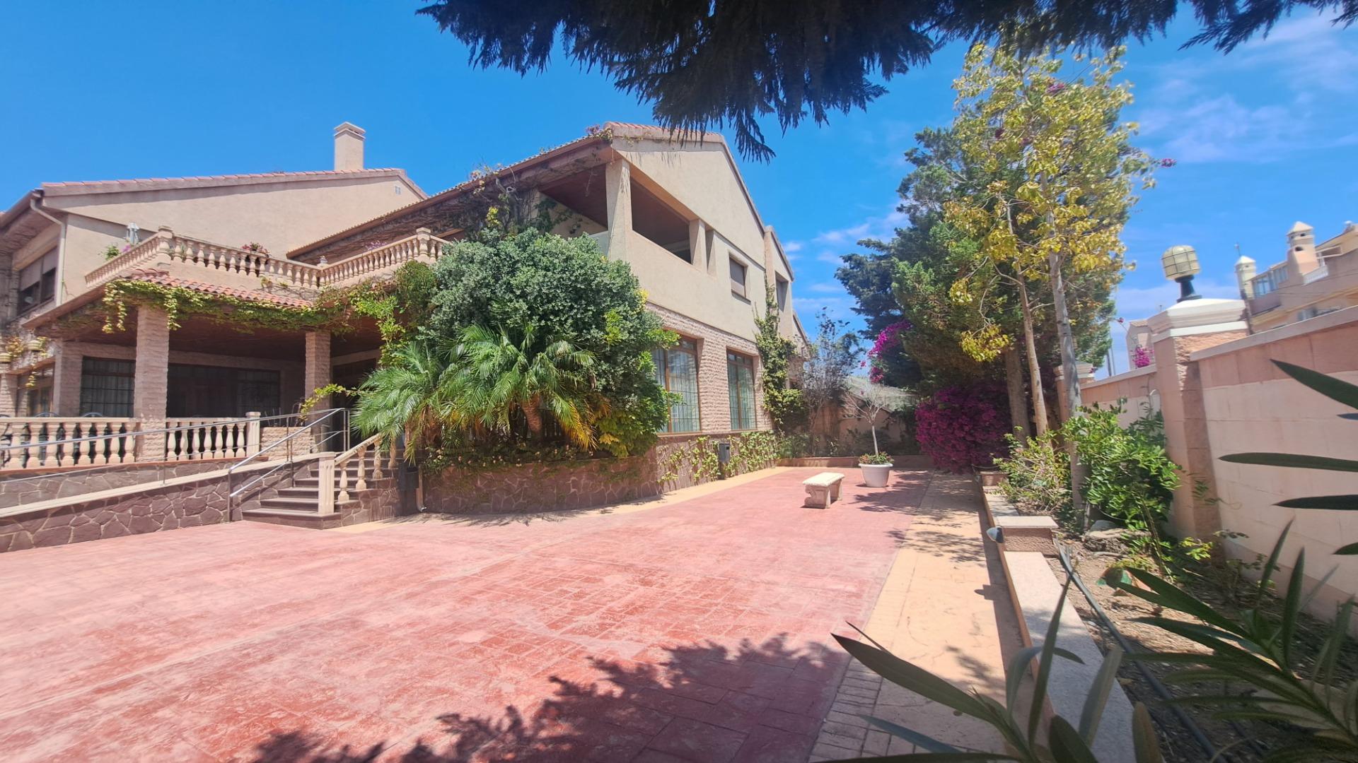 RESTAURANTE EN CABO ROIG. CON 871 M2.