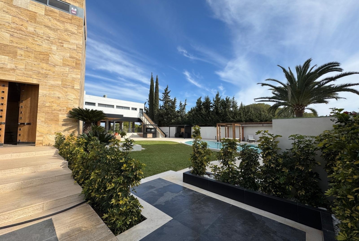ESPECTACULAR VILLA EN CAMPOAMOR DE 847 M2 DE CASA Y 1500 M2 DE PARCELA. 7 DORM. 8 BAÑOS. PLAYA 750 M