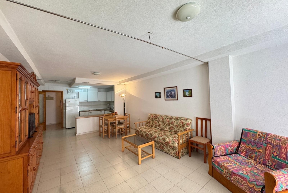 AMPLIO APARTAMENTO DE 99 M2 A 350 METROS DE PLAYA DEL CURA. 2 DORM. 1 BAÑO.