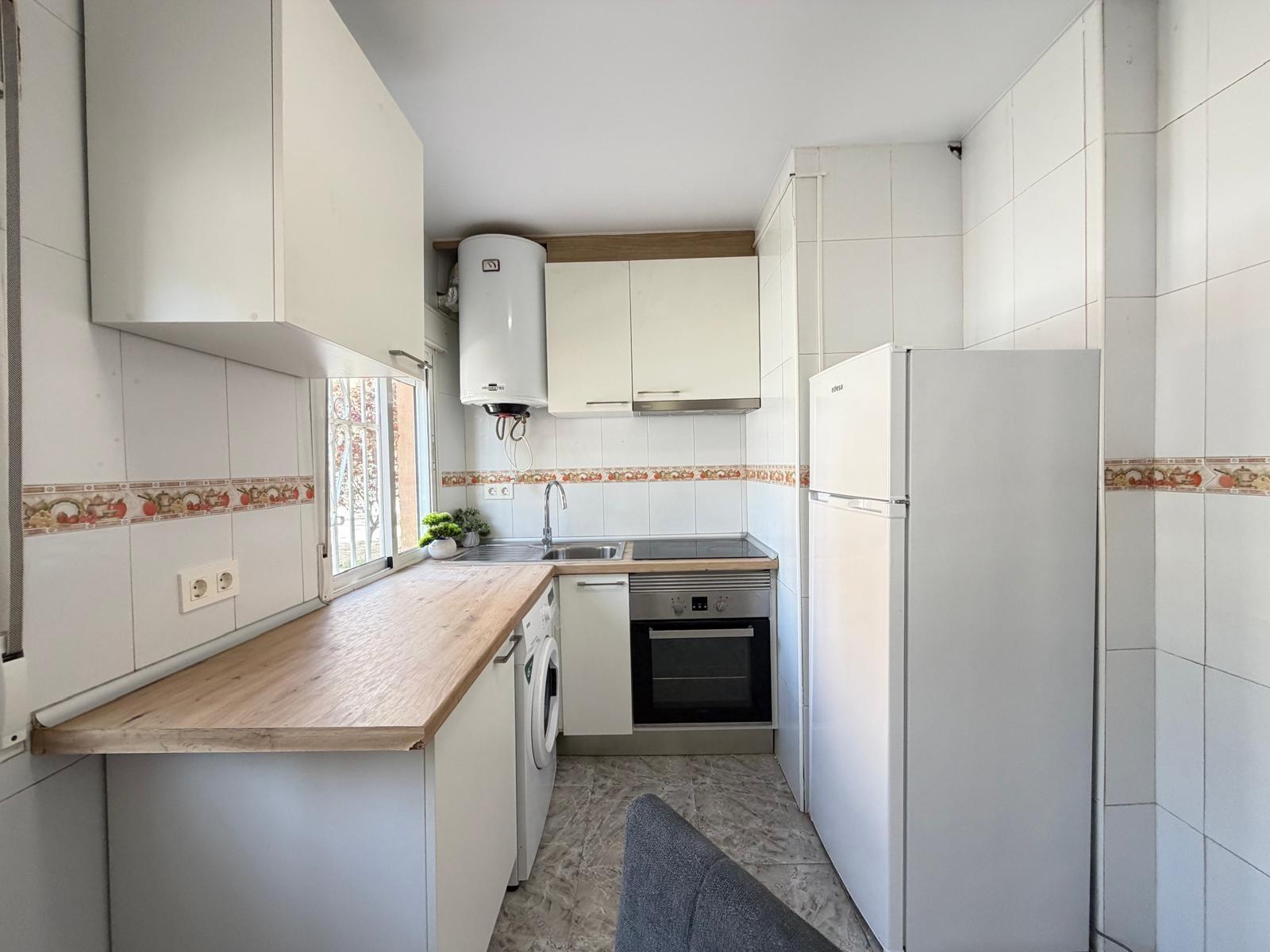 5-12-59 REFORMED 2-BEDROOM APARTMENT. 1 BATHROOM. WITH 65 M2. PARK OF NATIONS AREA. BEACH 800 METERS AWAY.