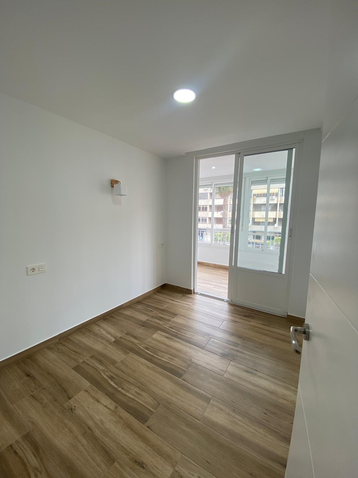 Renovated apartment on the front line of Torrevieja with lateral sea views and pool