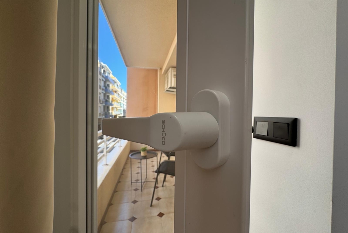 TOTALLY RENOVATED APARTMENT 20 METERS FROM THE BEACH WITH 100 M2 OF SURFACE. 3 BEDROOMS. 1 BATHROOMS.