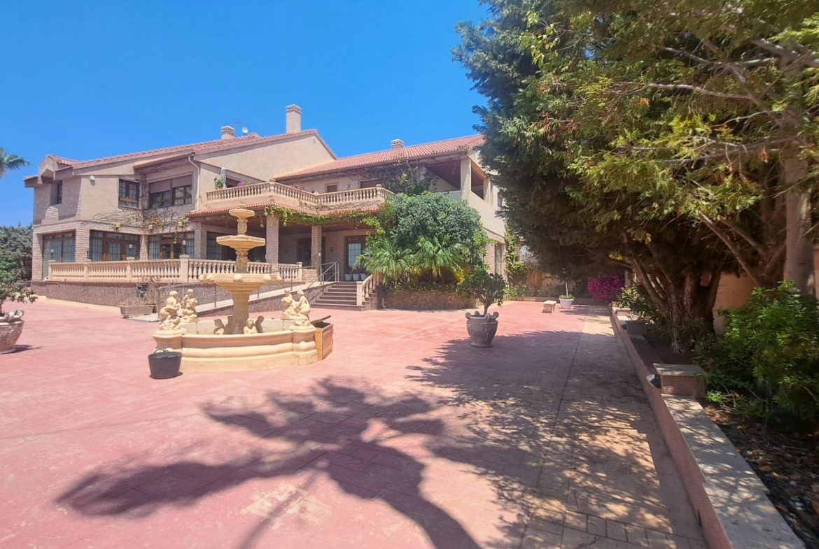 RESTAURANTE EN CABO ROIG. CON 871 M2.