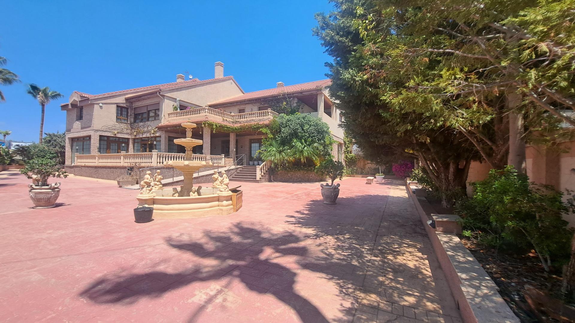 RESTAURANTE EN CABO ROIG. CON 871 M2.