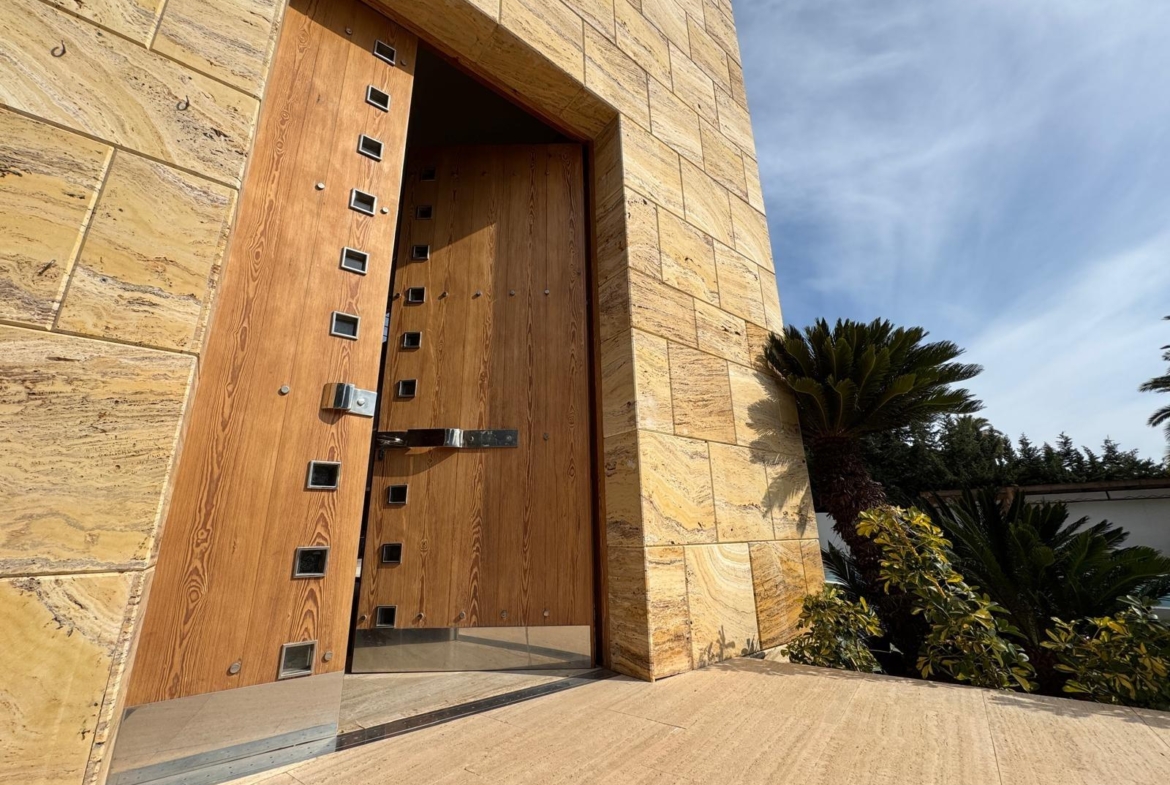 ESPECTACULAR VILLA EN CAMPOAMOR DE 847 M2 DE CASA Y 1500 M2 DE PARCELA. 7 DORM. 8 BAÑOS. PLAYA 750 M