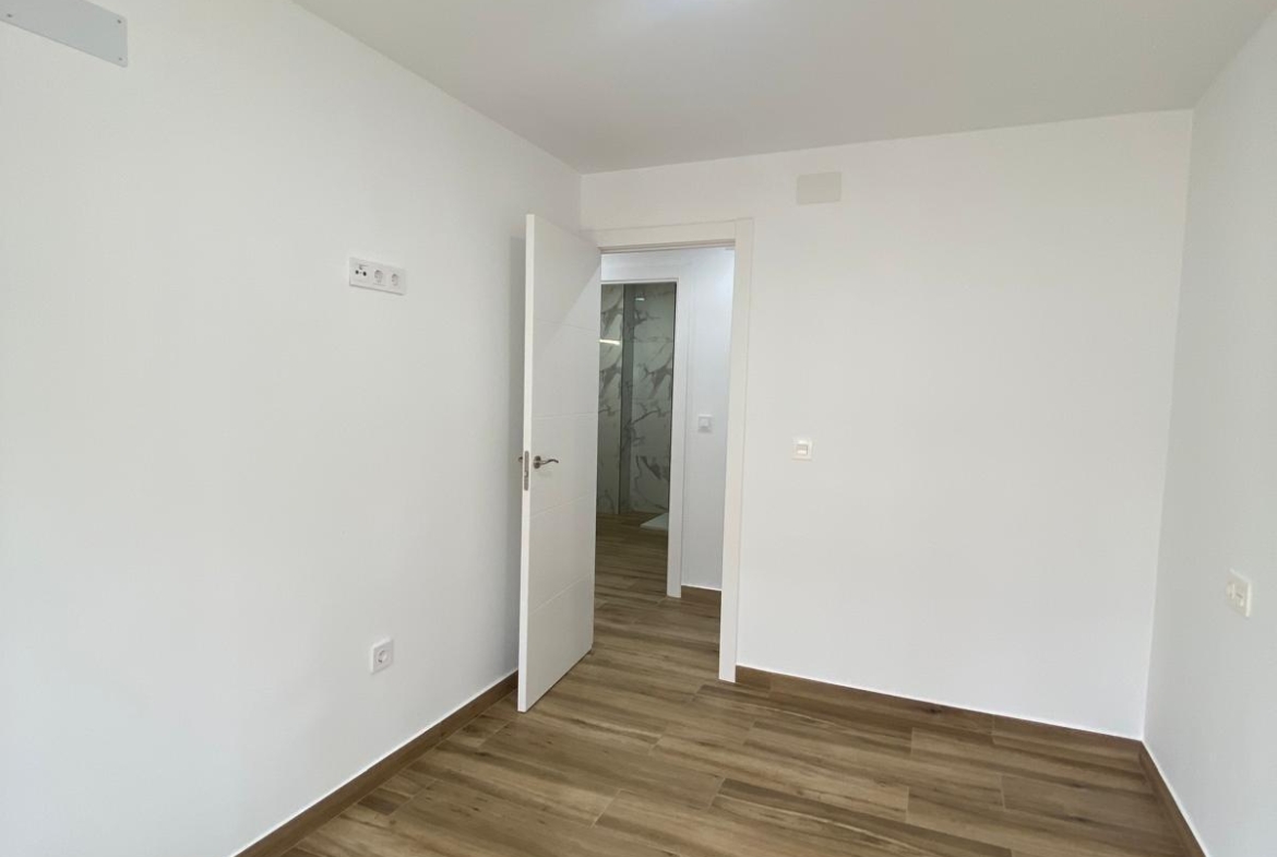 Renovated apartment on the front line of Torrevieja with lateral sea views and pool