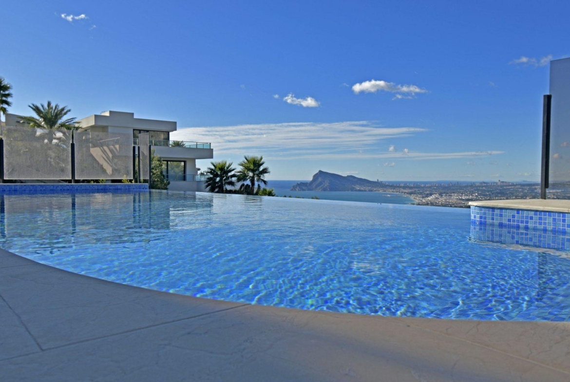 Luxury villa with views of the sea and the mountains