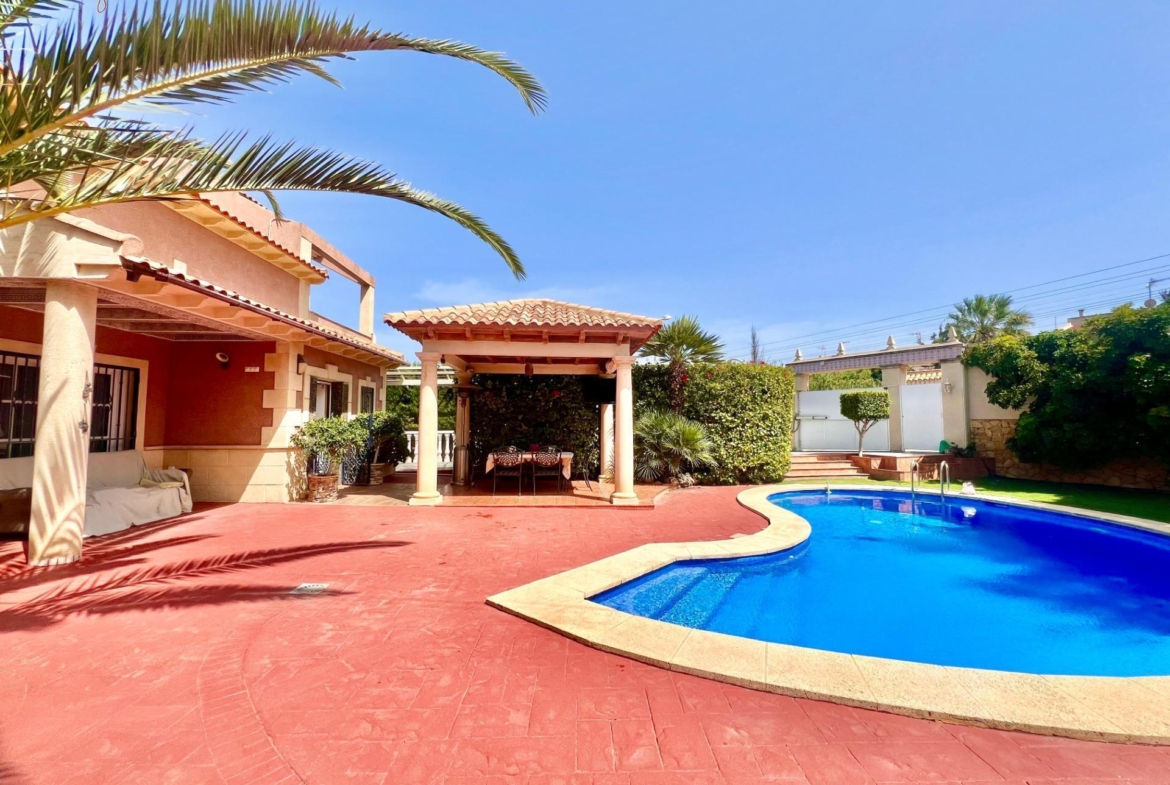 LUXURY AND LIGHT IN LOS BALCONES: YOUR VILLA WITH PRIVATE POOL AND HIGH POTENTIAL
