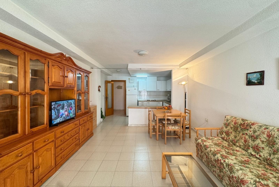 AMPLIO APARTAMENTO DE 99 M2 A 350 METROS DE PLAYA DEL CURA. 2 DORM. 1 BAÑO.