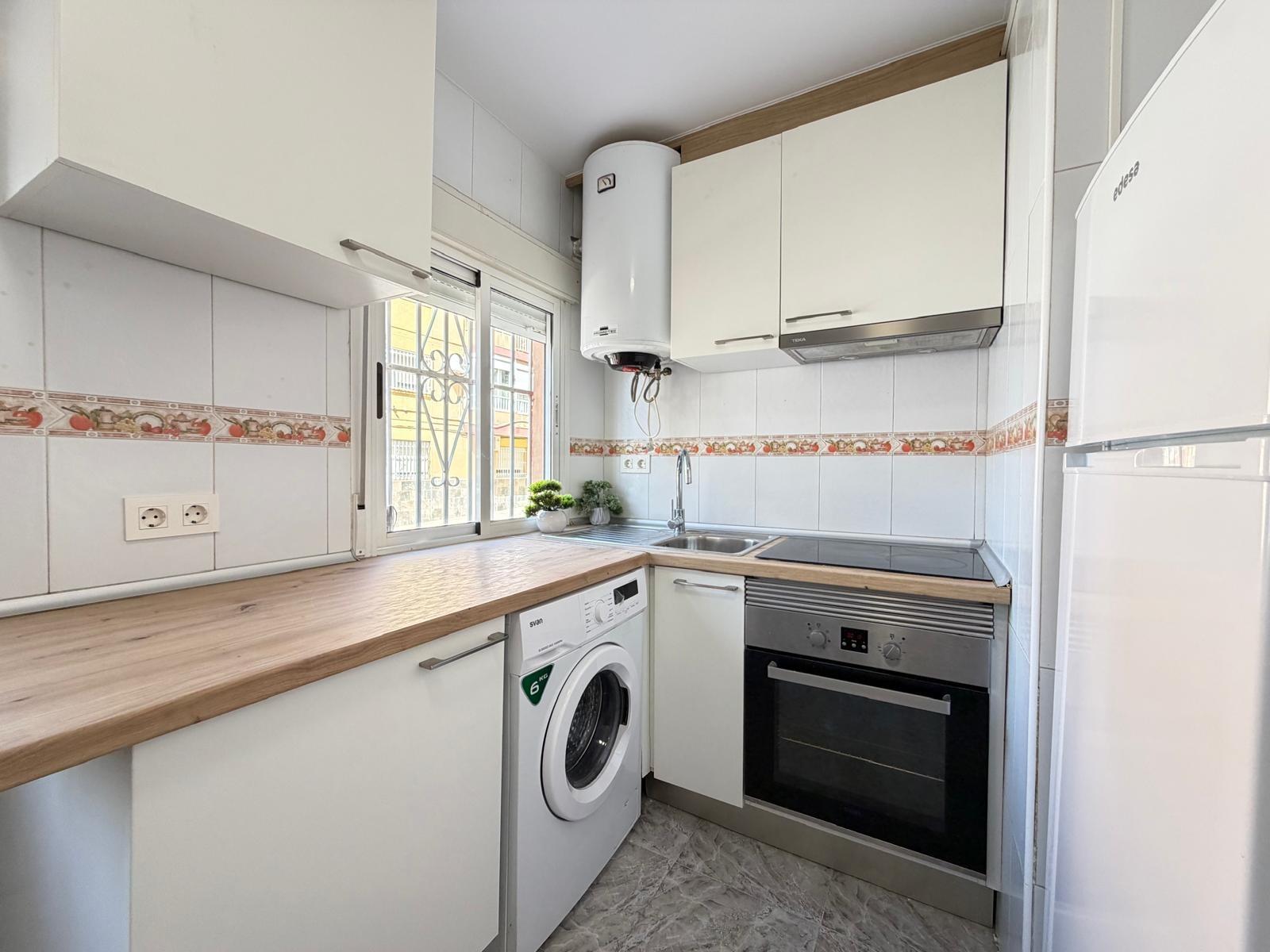 5-14-55 REFORMED 2-BEDROOM APARTMENT. 1 BATHROOM. WITH 65 M2. PARK OF NATIONS AREA. BEACH 800 METERS AWAY.