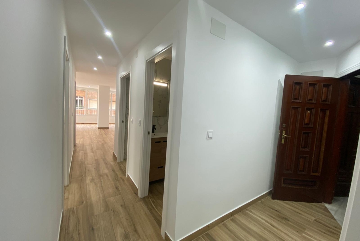 Renovated apartment on the front line of Torrevieja with lateral sea views and pool