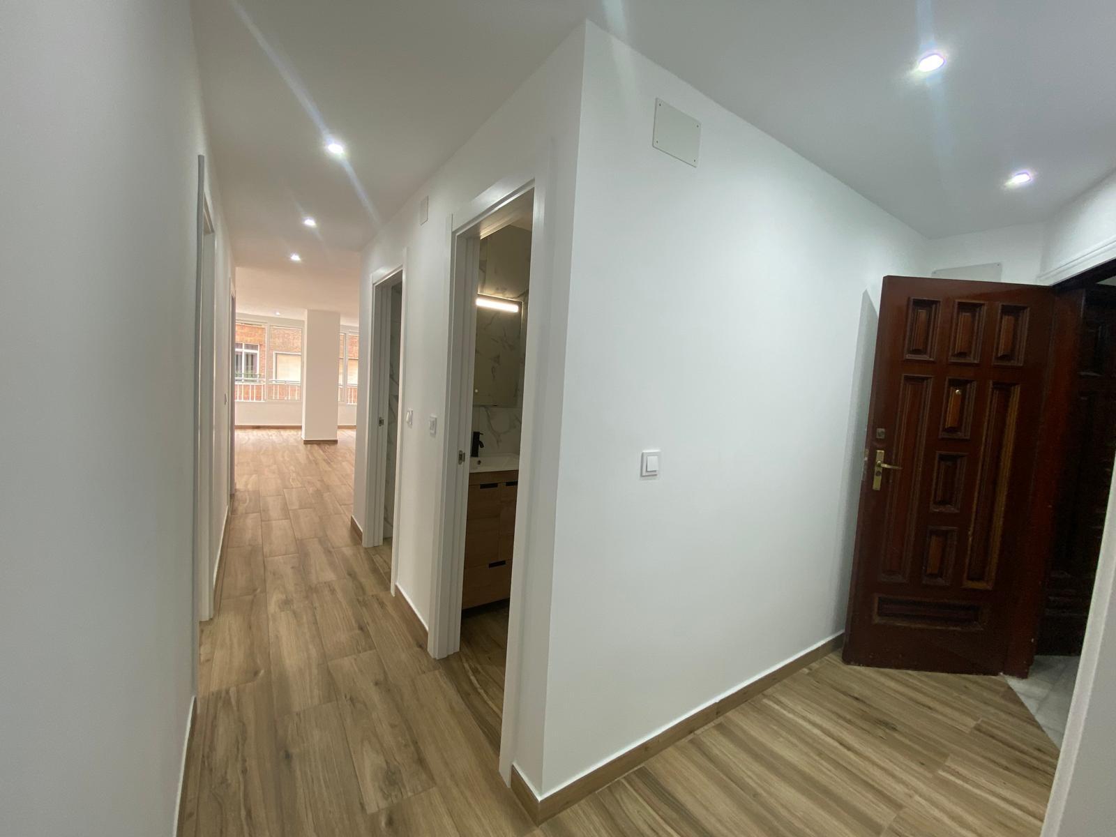 Renovated apartment on the front line of Torrevieja with lateral sea views and pool