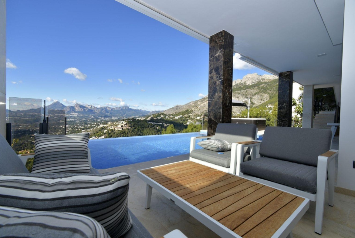 Luxury villa with views of the sea and the mountains