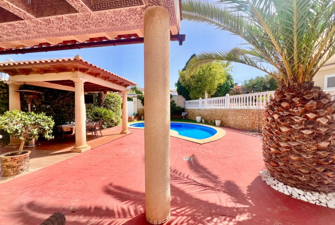 LUXURY AND LIGHT IN LOS BALCONES: YOUR VILLA WITH PRIVATE POOL AND HIGH POTENTIAL