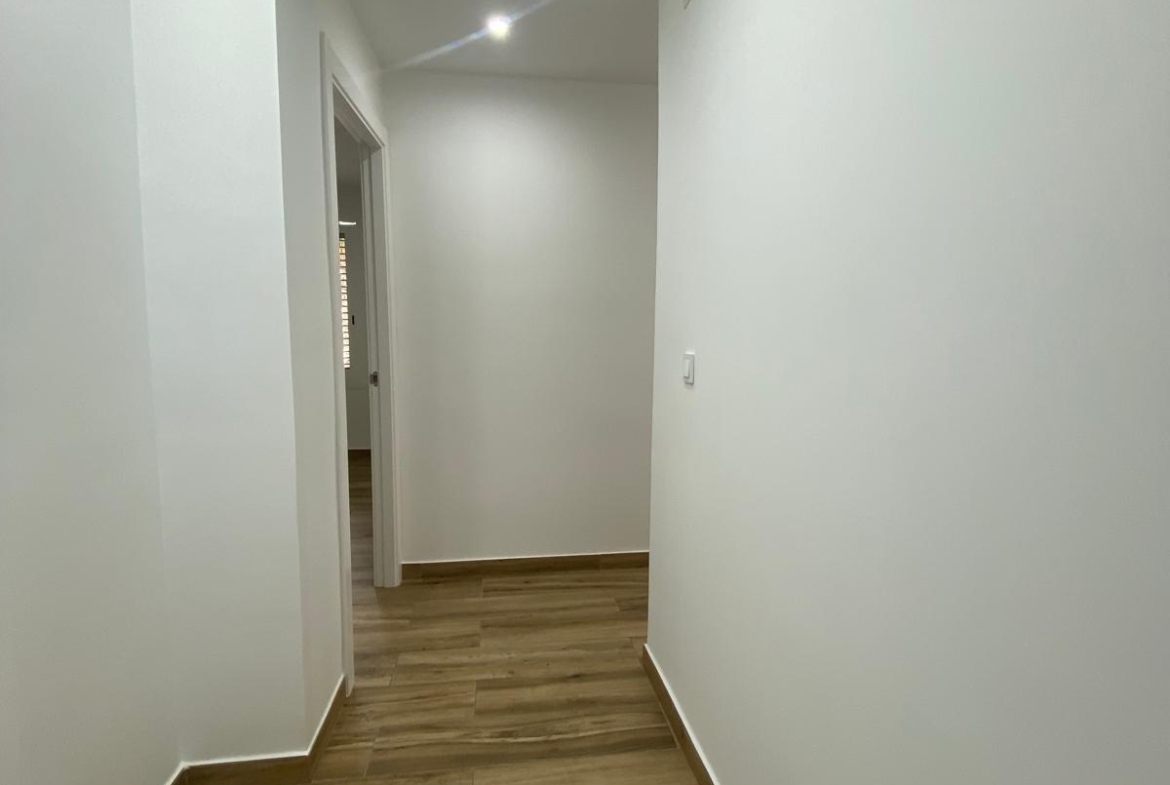 Renovated apartment on the front line of Torrevieja with lateral sea views and pool
