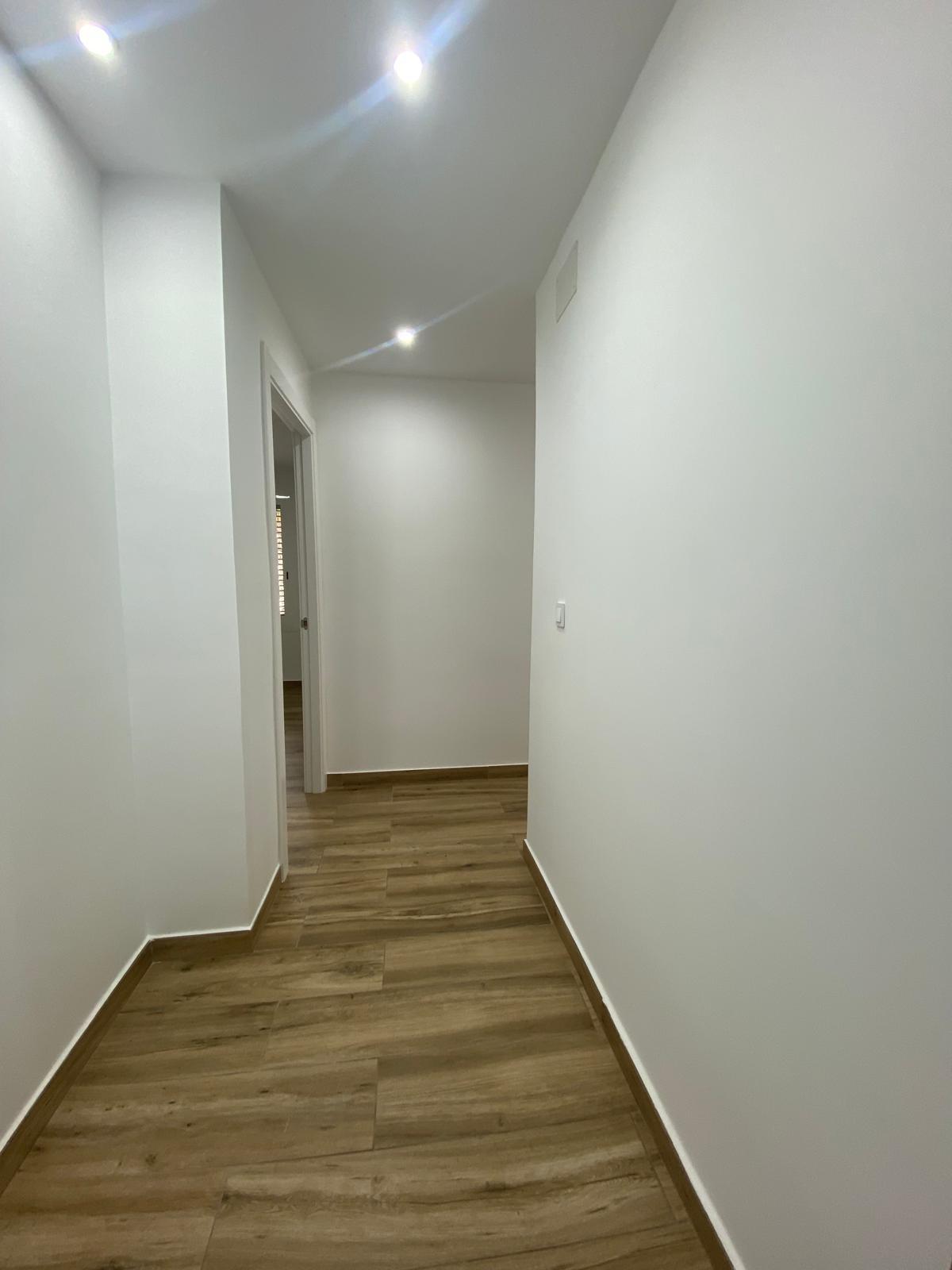 Renovated apartment on the front line of Torrevieja with lateral sea views and pool
