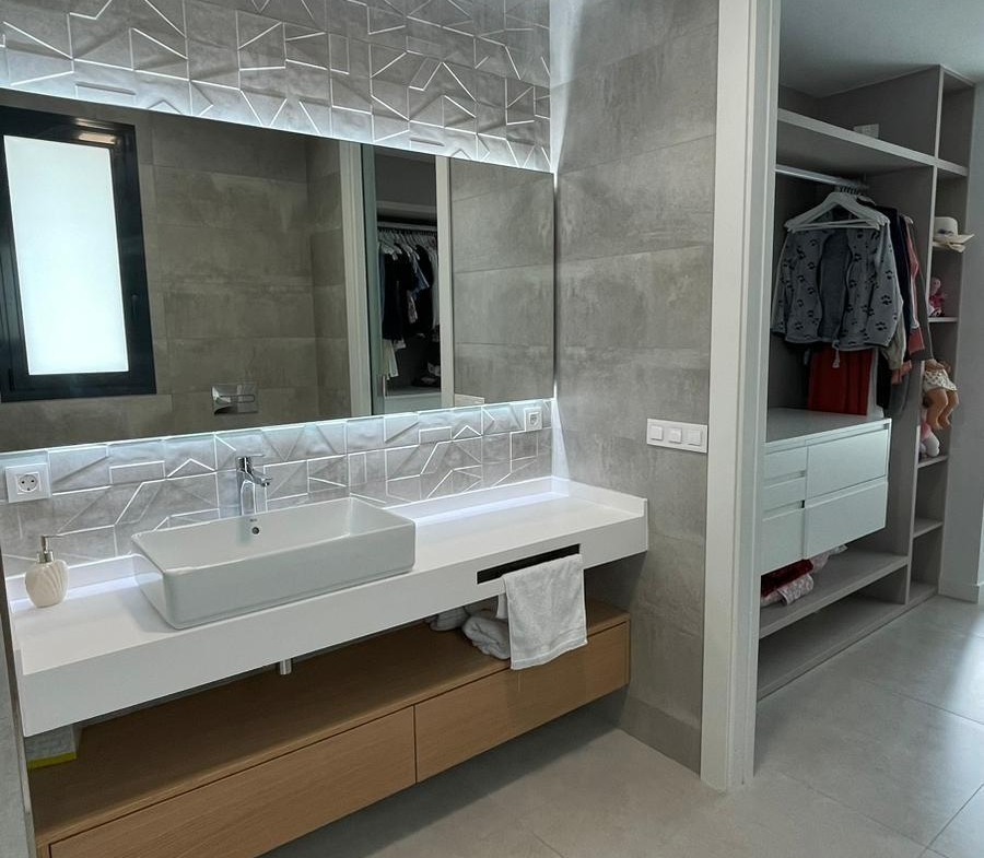 SPECTACULAIR MODERN TORN KEY VILLA