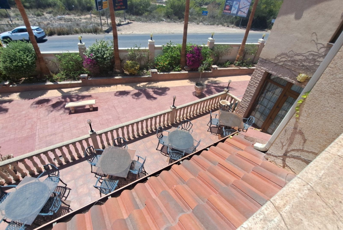 RESTAURANTE EN CABO ROIG. CON 871 M2.