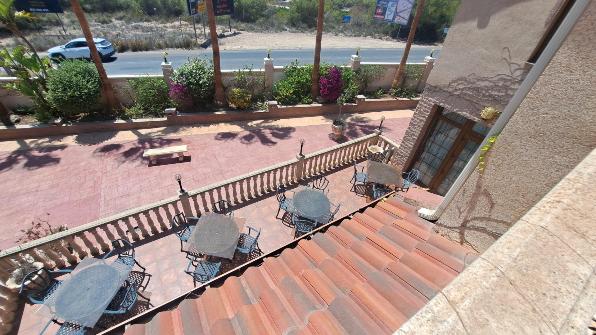 RESTAURANTE EN CABO ROIG. CON 871 M2.