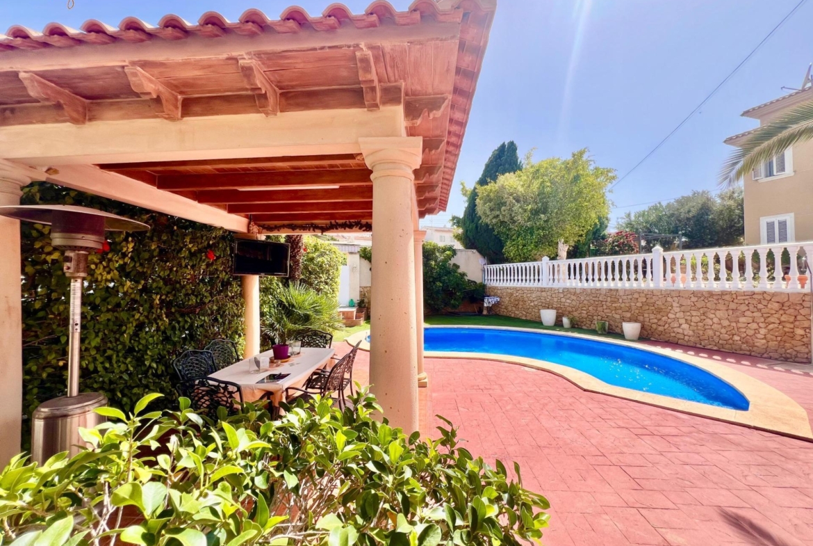 LUXURY AND LIGHT IN LOS BALCONES: YOUR VILLA WITH PRIVATE POOL AND HIGH POTENTIAL
