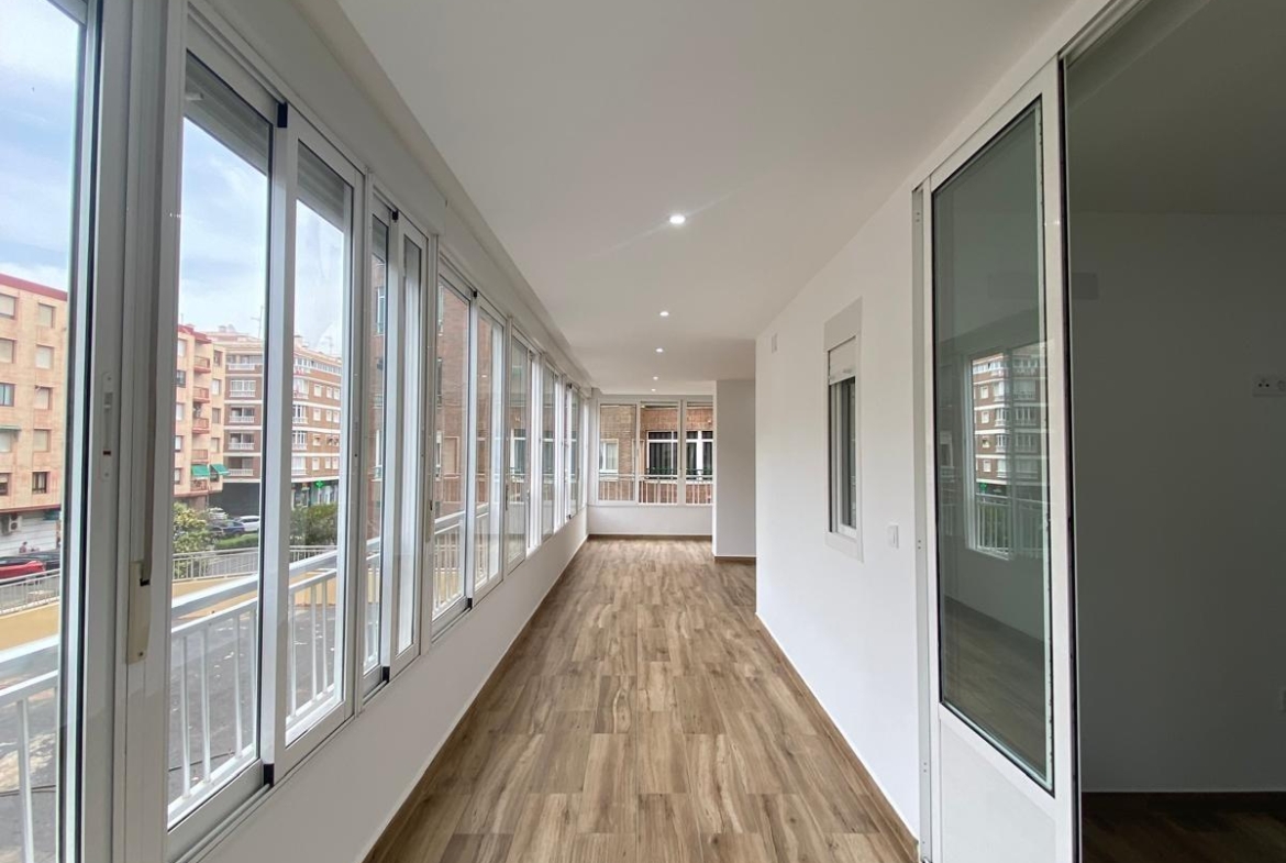 Renovated apartment on the front line of Torrevieja with lateral sea views and pool