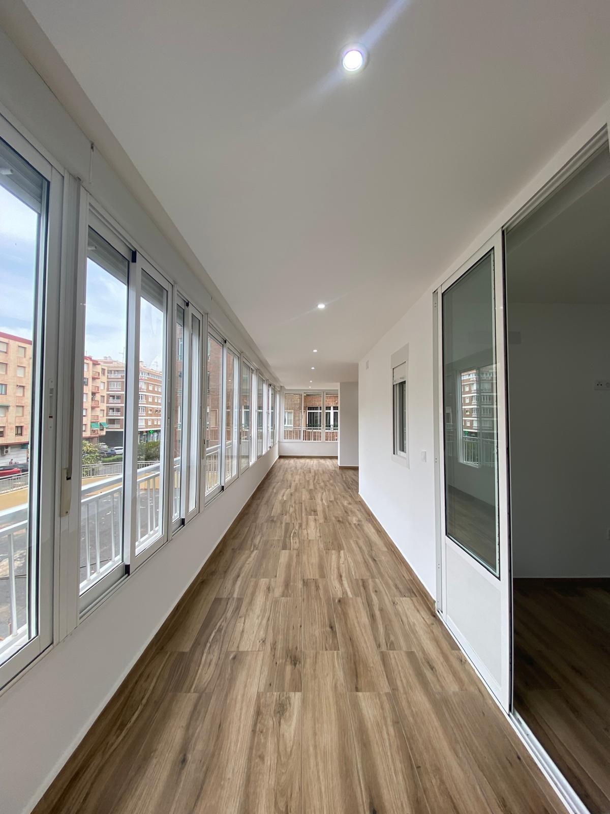 Renovated apartment on the front line of Torrevieja with lateral sea views and pool
