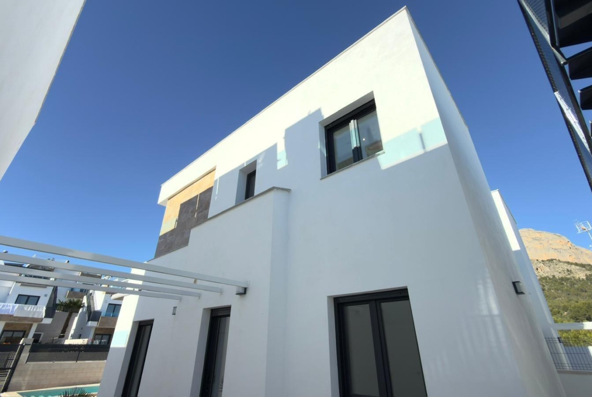 Exclusive villa in Polop with mountain views