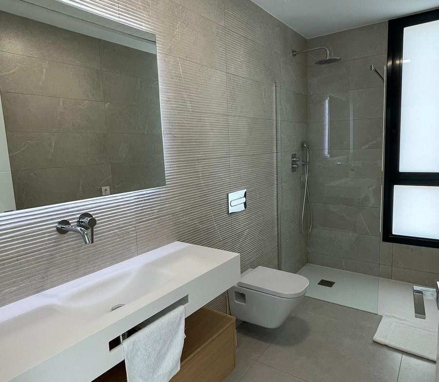 SPECTACULAIR MODERN TORN KEY VILLA