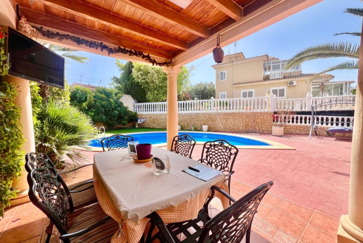 LUXURY AND LIGHT IN LOS BALCONES: YOUR VILLA WITH PRIVATE POOL AND HIGH POTENTIAL