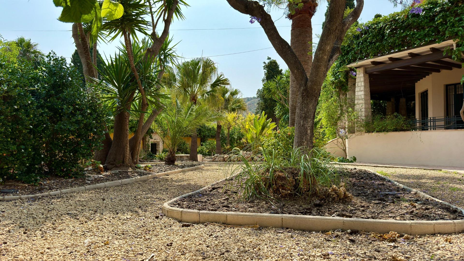 5-17-46 Exclusieve Villa Omringd door de natuur in Alicante