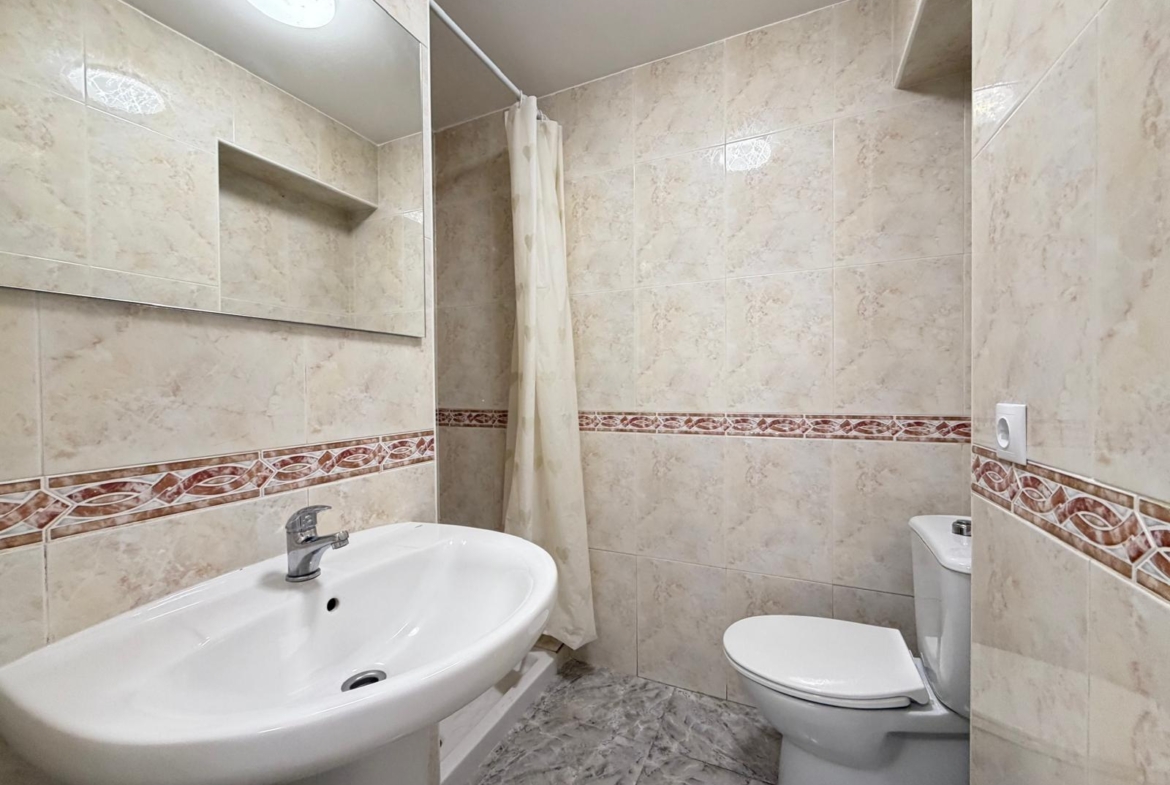 REFORMED 2-BEDROOM APARTMENT. 1 BATHROOM. WITH 65 M2. PARK OF NATIONS AREA. BEACH 800 METERS AWAY.