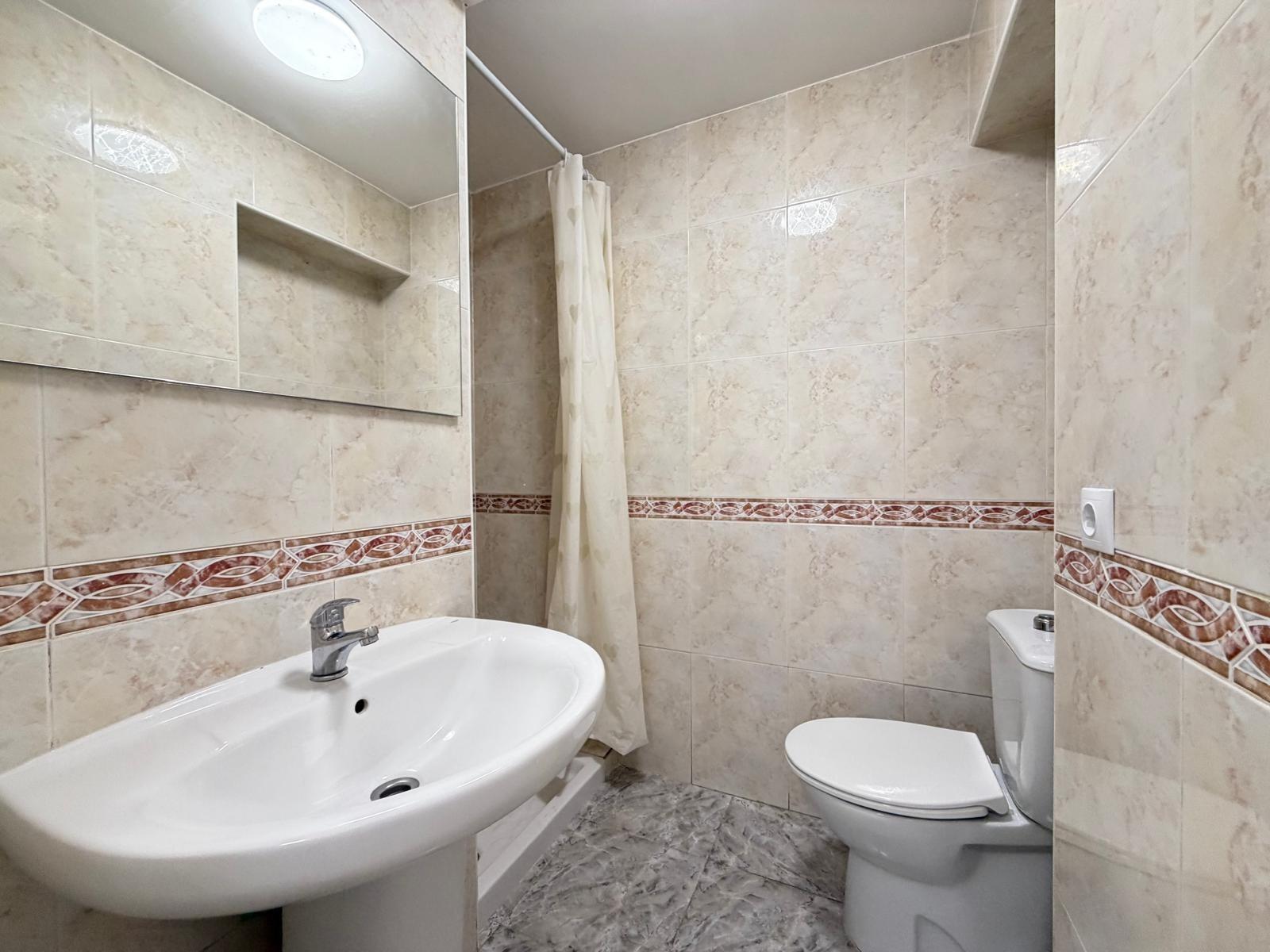 5-17-52 REFORMED 2-BEDROOM APARTMENT. 1 BATHROOM. WITH 65 M2. PARK OF NATIONS AREA. BEACH 800 METERS AWAY.