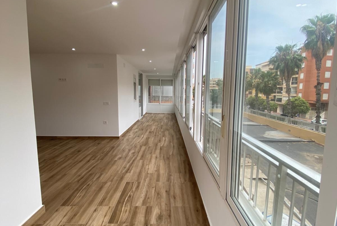 Renovated apartment on the front line of Torrevieja with lateral sea views and pool