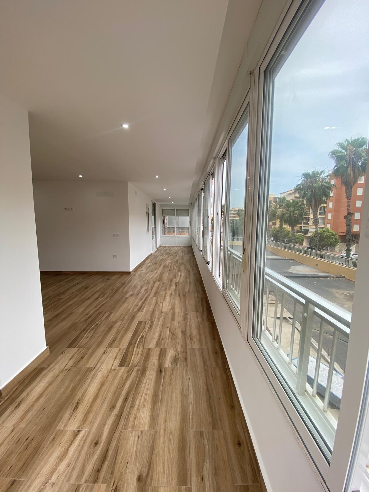 Renovated apartment on the front line of Torrevieja with lateral sea views and pool