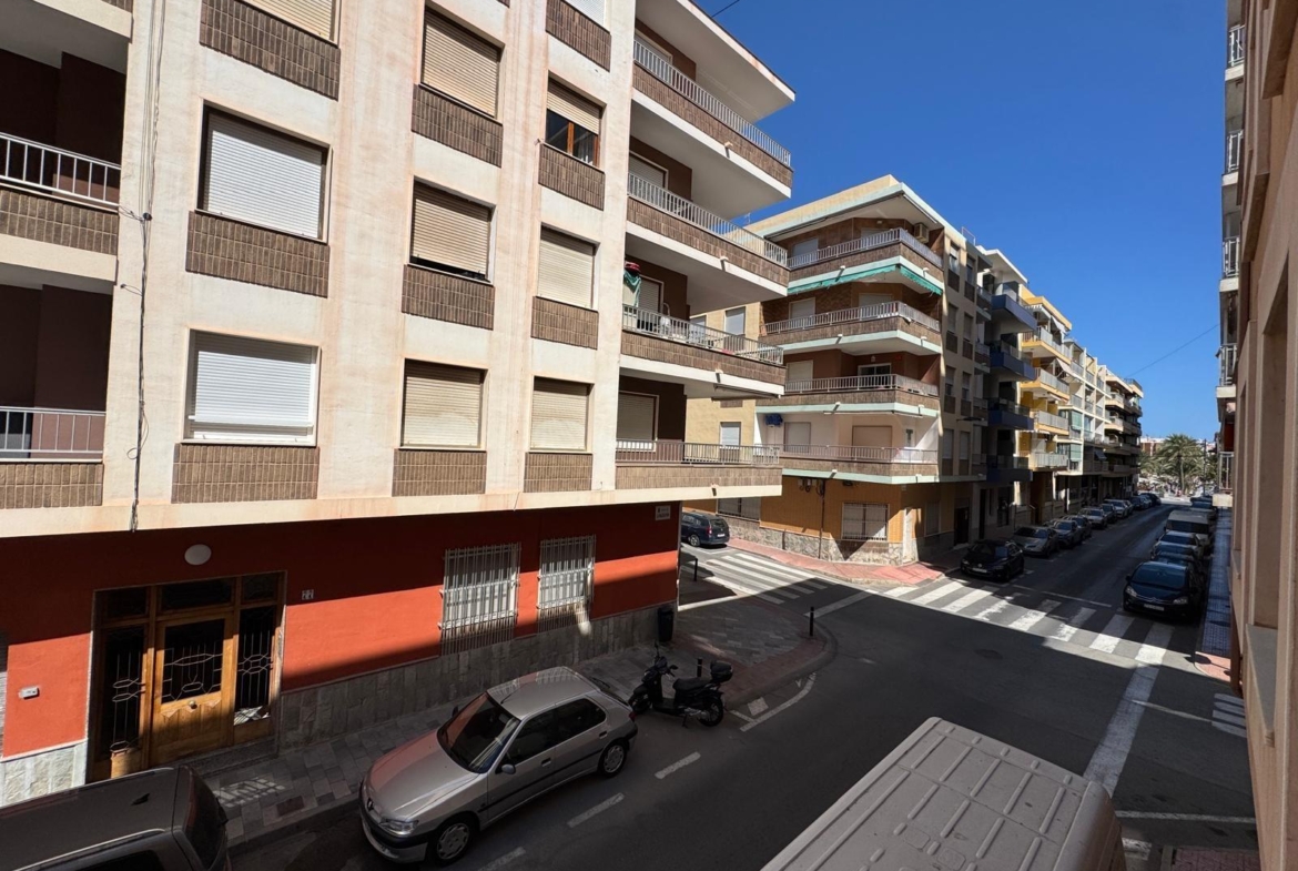 TOTALLY RENOVATED APARTMENT 20 METERS FROM THE BEACH WITH 100 M2 OF SURFACE. 3 BEDROOMS. 1 BATHROOMS.