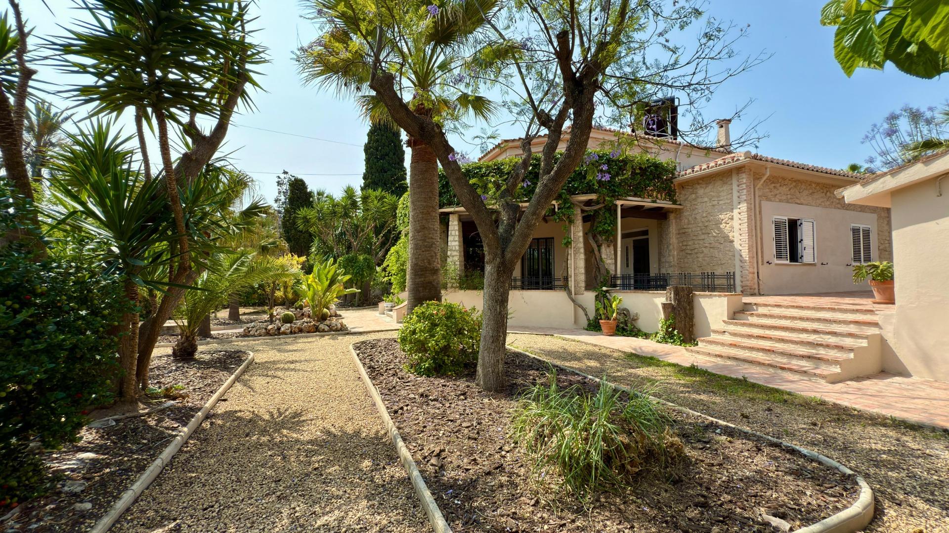 5-18-41 Exclusieve Villa Omringd door de natuur in Alicante