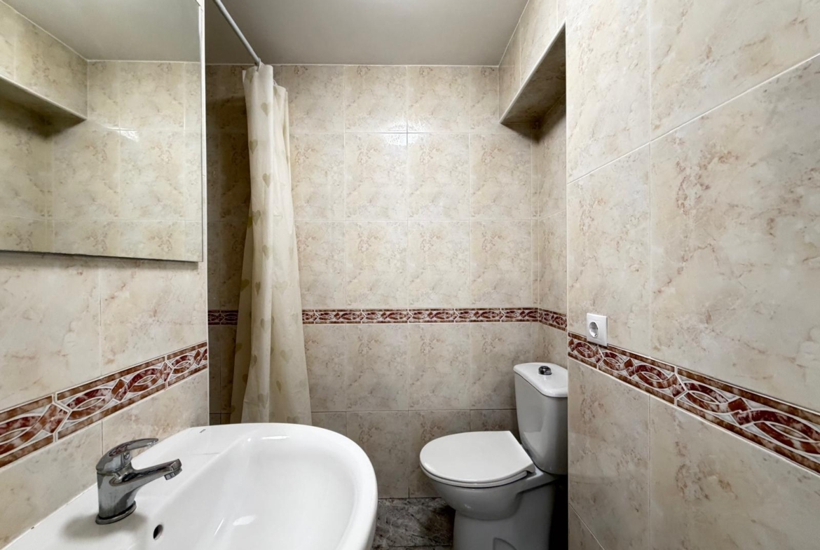 REFORMED 2-BEDROOM APARTMENT. 1 BATHROOM. WITH 65 M2. PARK OF NATIONS AREA. BEACH 800 METERS AWAY.