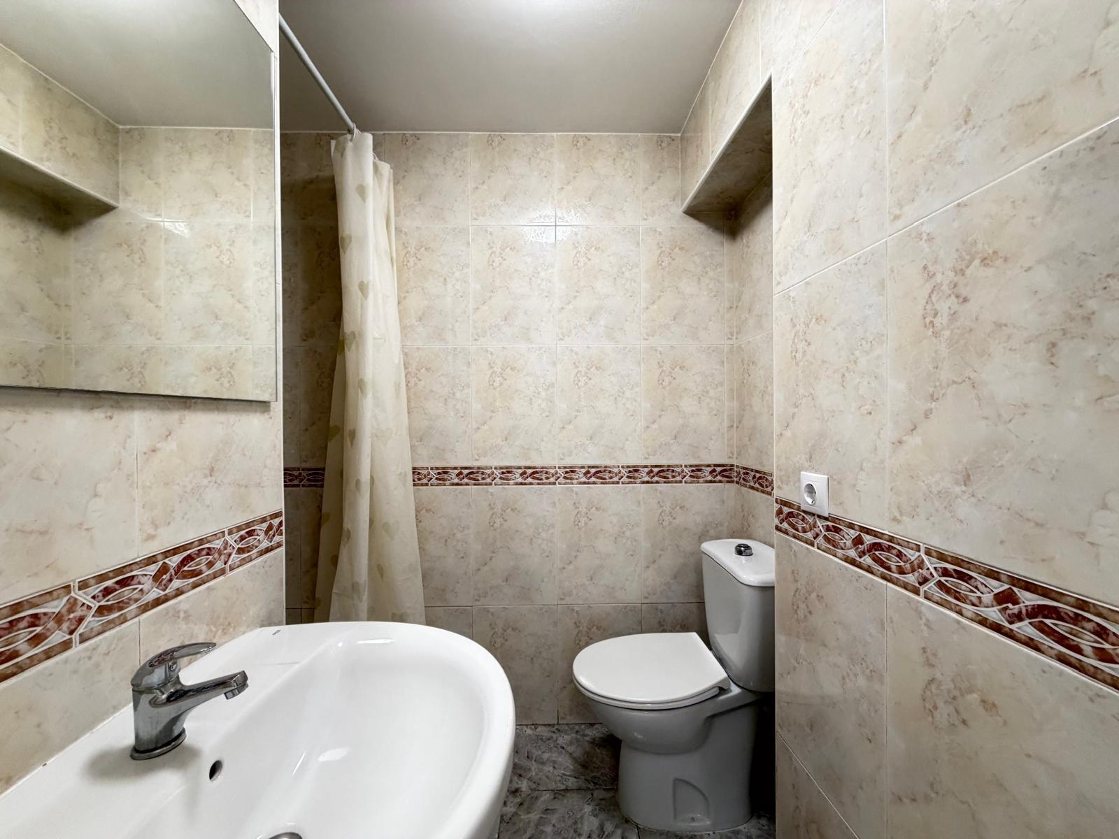 5-18-47 REFORMED 2-BEDROOM APARTMENT. 1 BATHROOM. WITH 65 M2. PARK OF NATIONS AREA. BEACH 800 METERS AWAY.