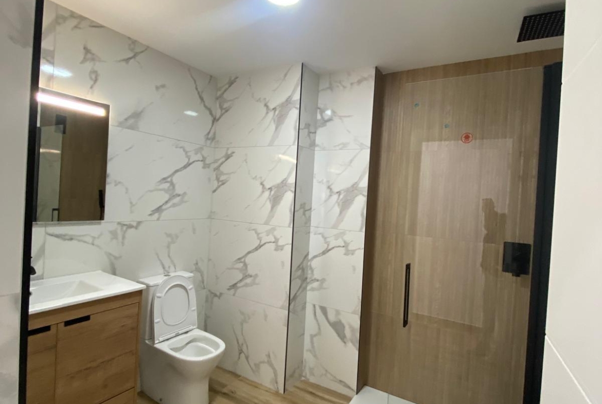 Renovated apartment on the front line of Torrevieja with lateral sea views and pool