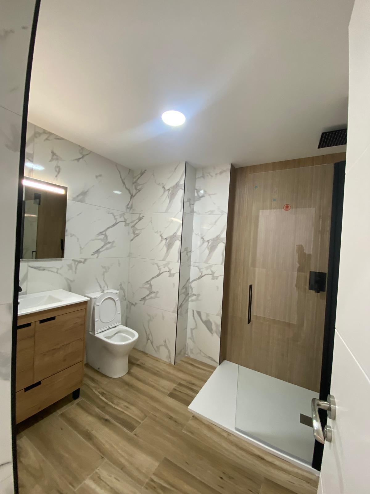 Renovated apartment on the front line of Torrevieja with lateral sea views and pool