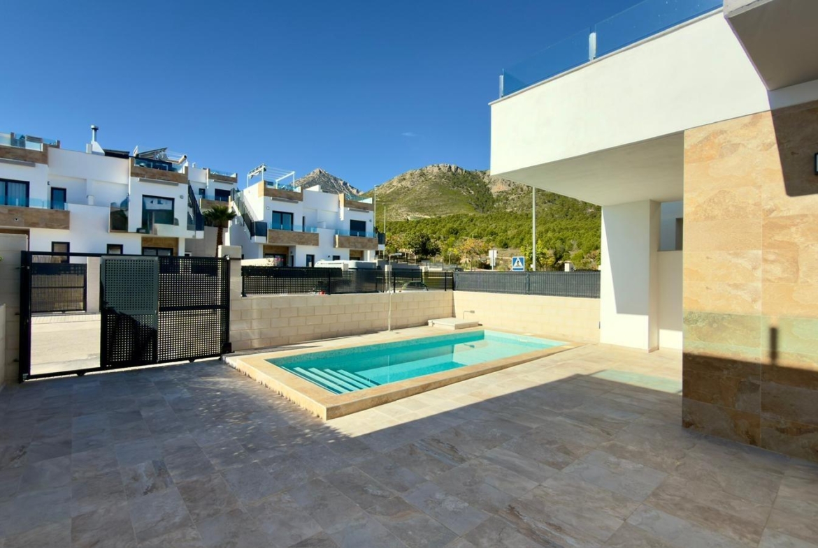 Exclusive villa in Polop with mountain views