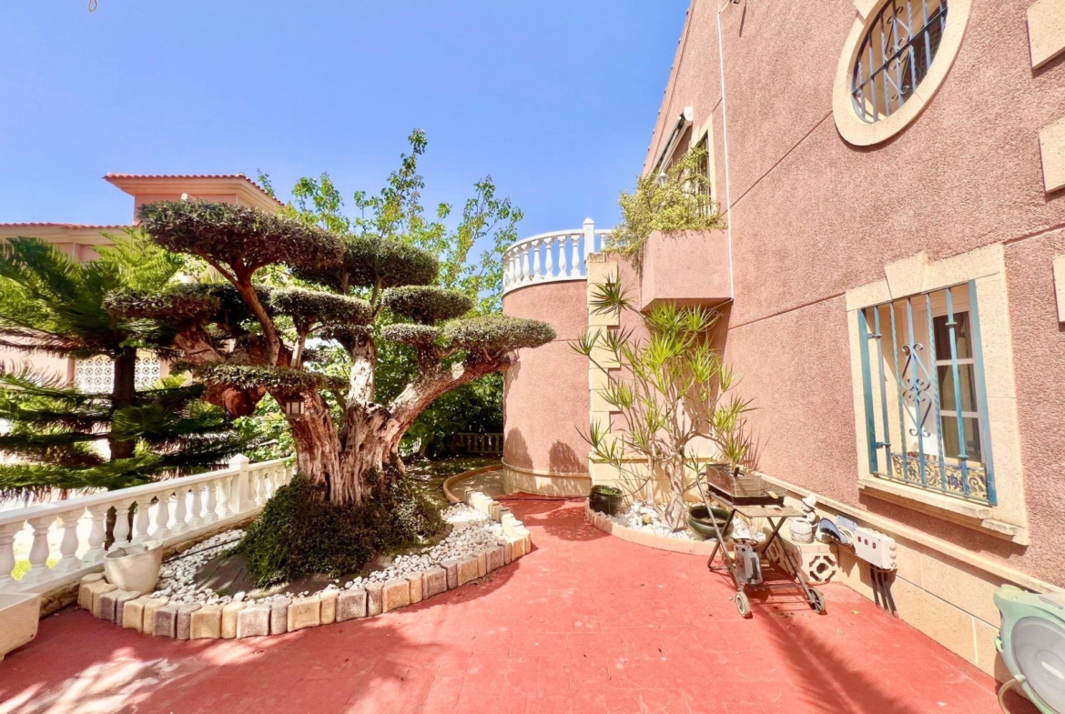 LUXURY AND LIGHT IN LOS BALCONES: YOUR VILLA WITH PRIVATE POOL AND HIGH POTENTIAL