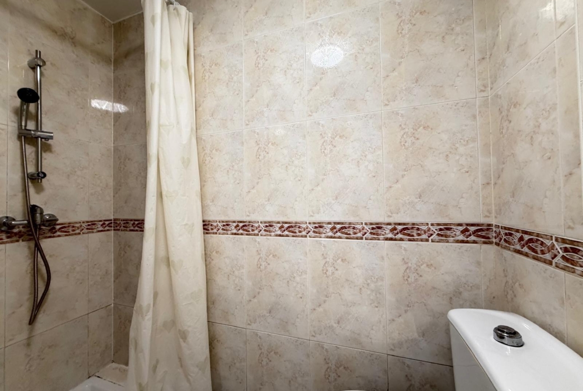 REFORMED 2-BEDROOM APARTMENT. 1 BATHROOM. WITH 65 M2. PARK OF NATIONS AREA. BEACH 800 METERS AWAY.