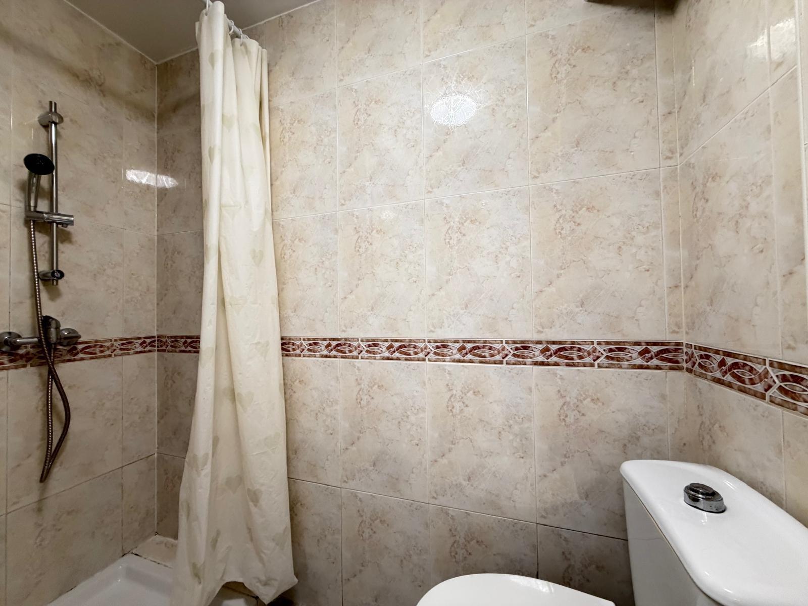 5-19-46 REFORMED 2-BEDROOM APARTMENT. 1 BATHROOM. WITH 65 M2. PARK OF NATIONS AREA. BEACH 800 METERS AWAY.