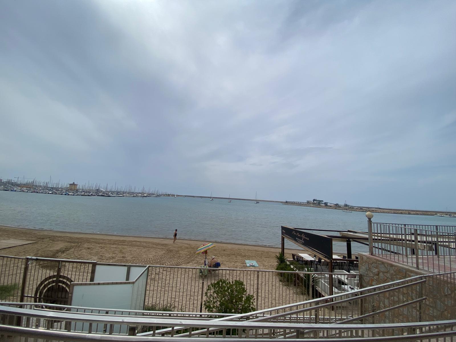 Renovated apartment on the front line of Torrevieja with lateral sea views and pool