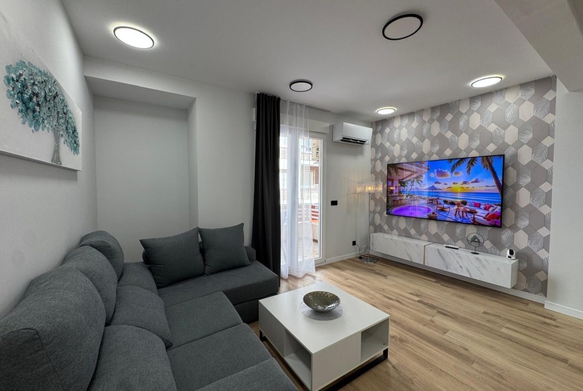 TOTALLY RENOVATED APARTMENT 20 METERS FROM THE BEACH WITH 100 M2 OF SURFACE. 3 BEDROOMS. 1 BATHROOMS.