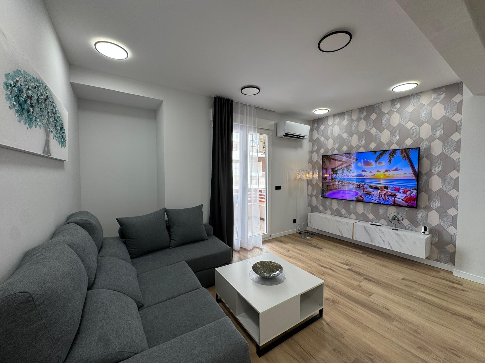 TOTALLY RENOVATED APARTMENT 20 METERS FROM THE BEACH WITH 100 M2 OF SURFACE. 3 BEDROOMS. 1 BATHROOMS.