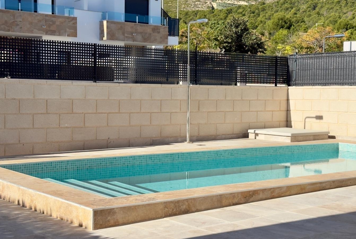 Exclusive villa in Polop with mountain views
